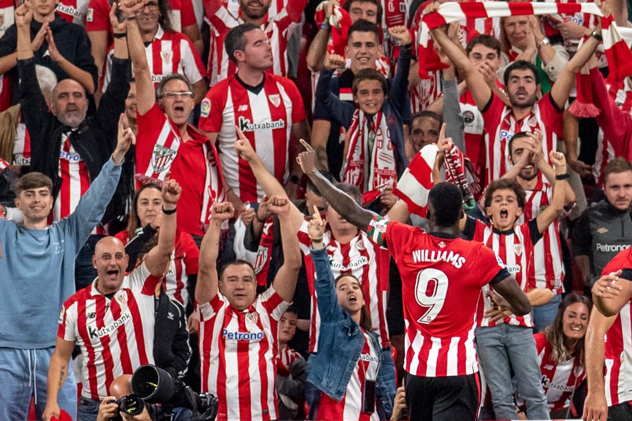 BILBAO, 30/10/2022.- El delantero del Athletic Club de Bilbao Iñaki Williams celebra su gol, primero del equipo vasco ante el Villarreal CF, durante el partido de la jornada 12 de Liga en Primera División que se disputa este domingo en el estadio de San Mamés, en Bilbao. EFE/Javier Zorrilla
