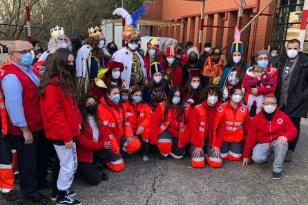 Foto de familia de los Reyes Magos con los voluntarios de Cruz Roja La Rioja.