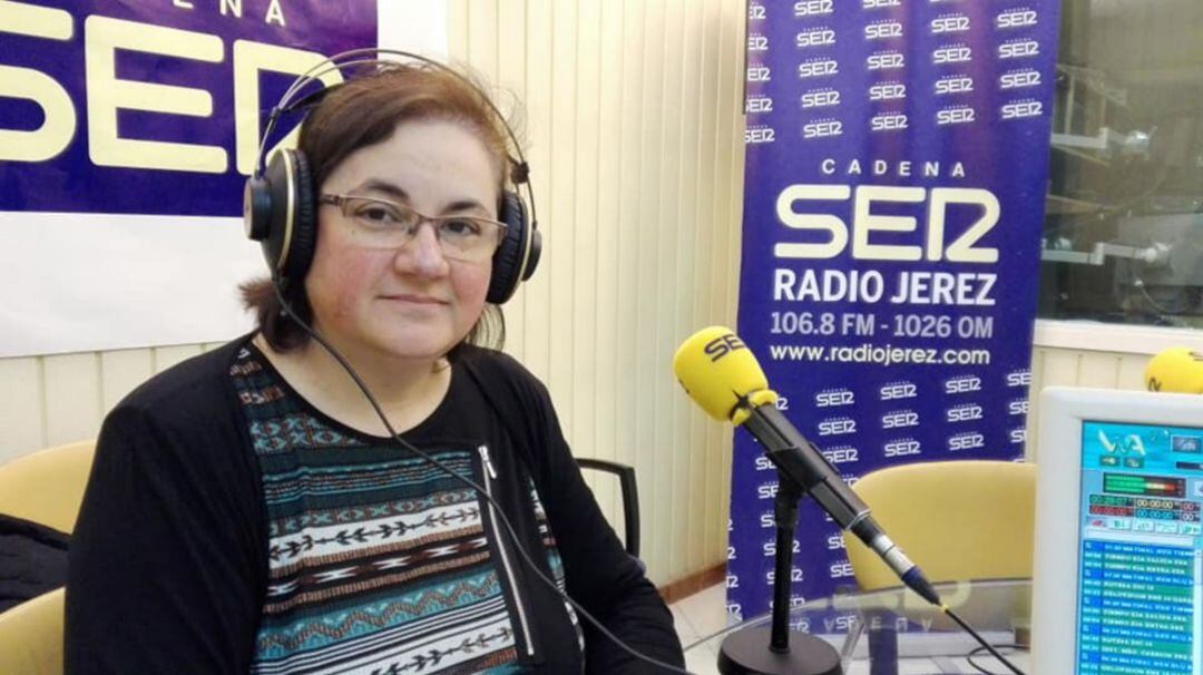 La doctora Carmen de Francisco, en los estudios de Radio Jerez