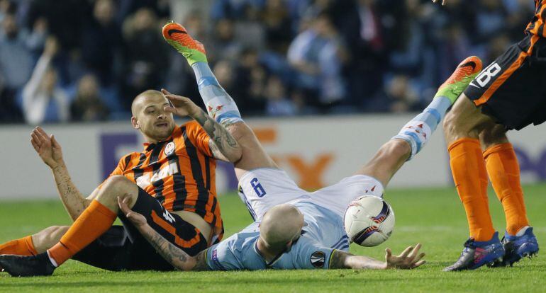 John Guidetti cae al suelo ante Rakitskyy Yaroslav