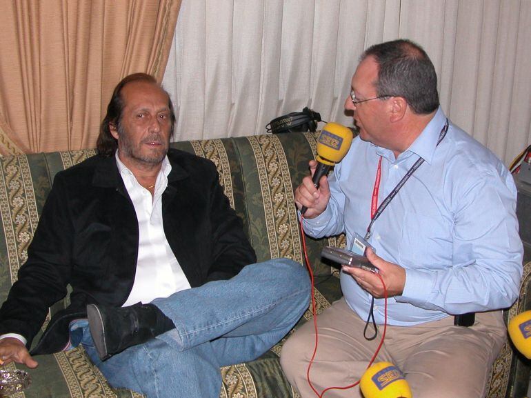 Paco de Lucía, en 2004, horas antes de recibir el premio Príncipe de Asturias, conversa con Juan Manuel Dicenta.