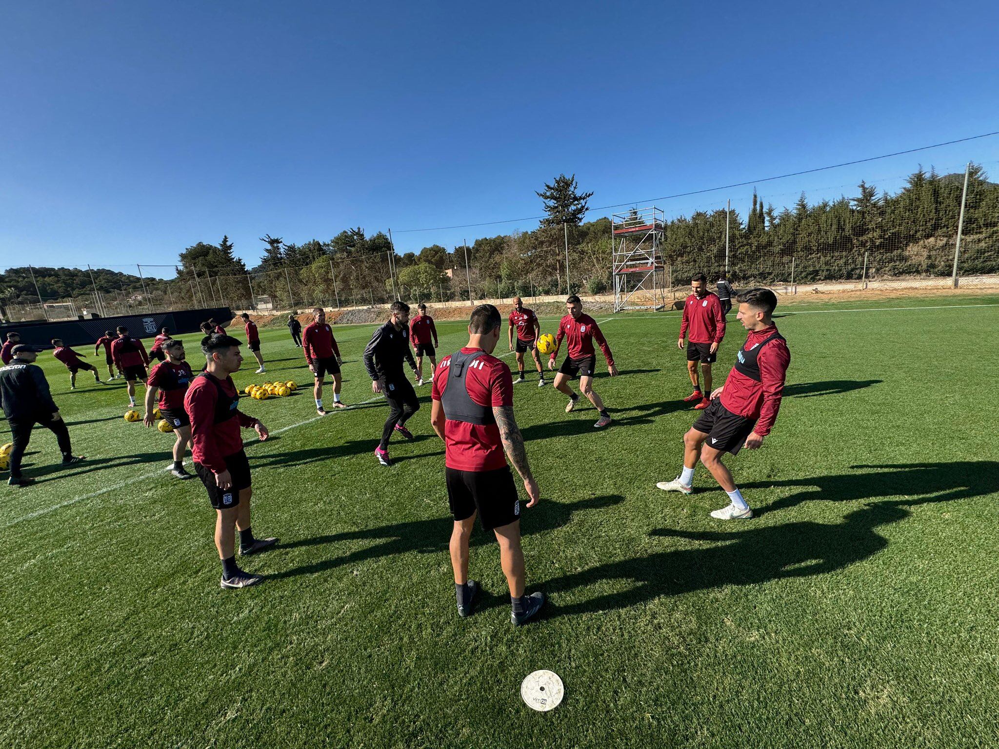 Alarcón participa en un rondo en el entrenamiento de hoy