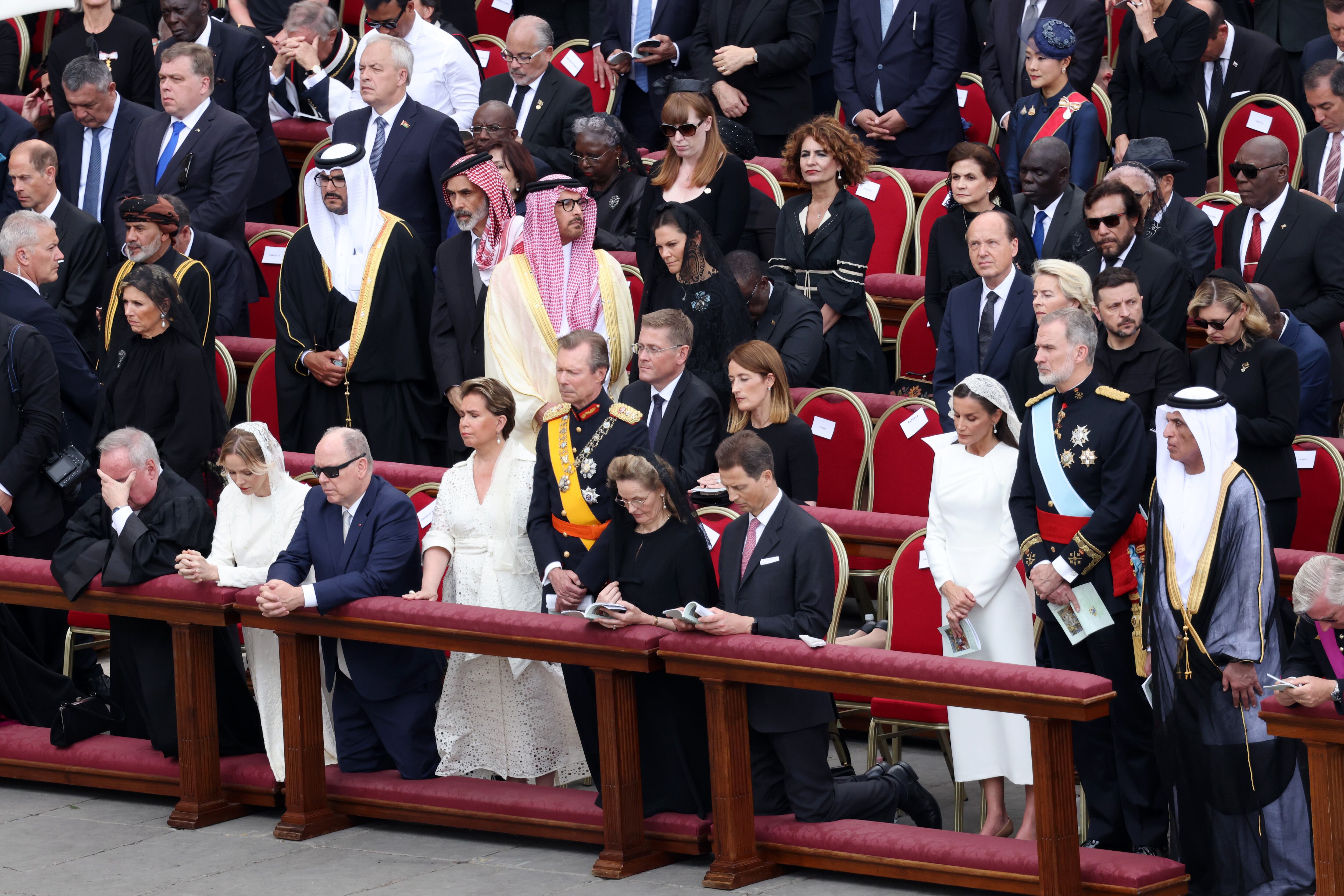 La princesa Charlene de Mónaco, la gran duquesa María Teresa de Luxemburgo y la reina Letizia vistiendo de blanco en la entronización del papa León XIV este 18 de mayo de 2025 en el Vaticano. Franco Origlia/Getty Images.