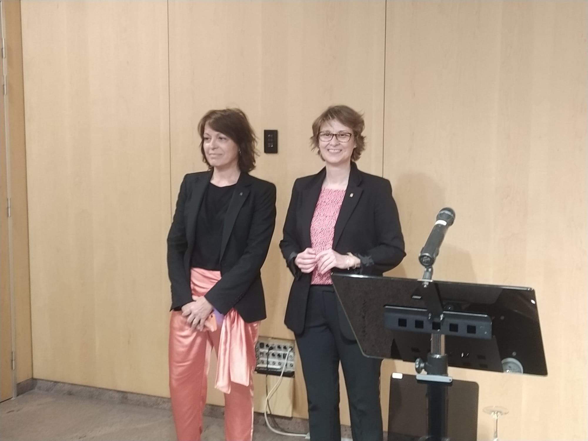 La consellera d'Acció Exterior de la Generalitat de Catalunya, Meritxell Serret, i la delegada al Principat Anna Vives