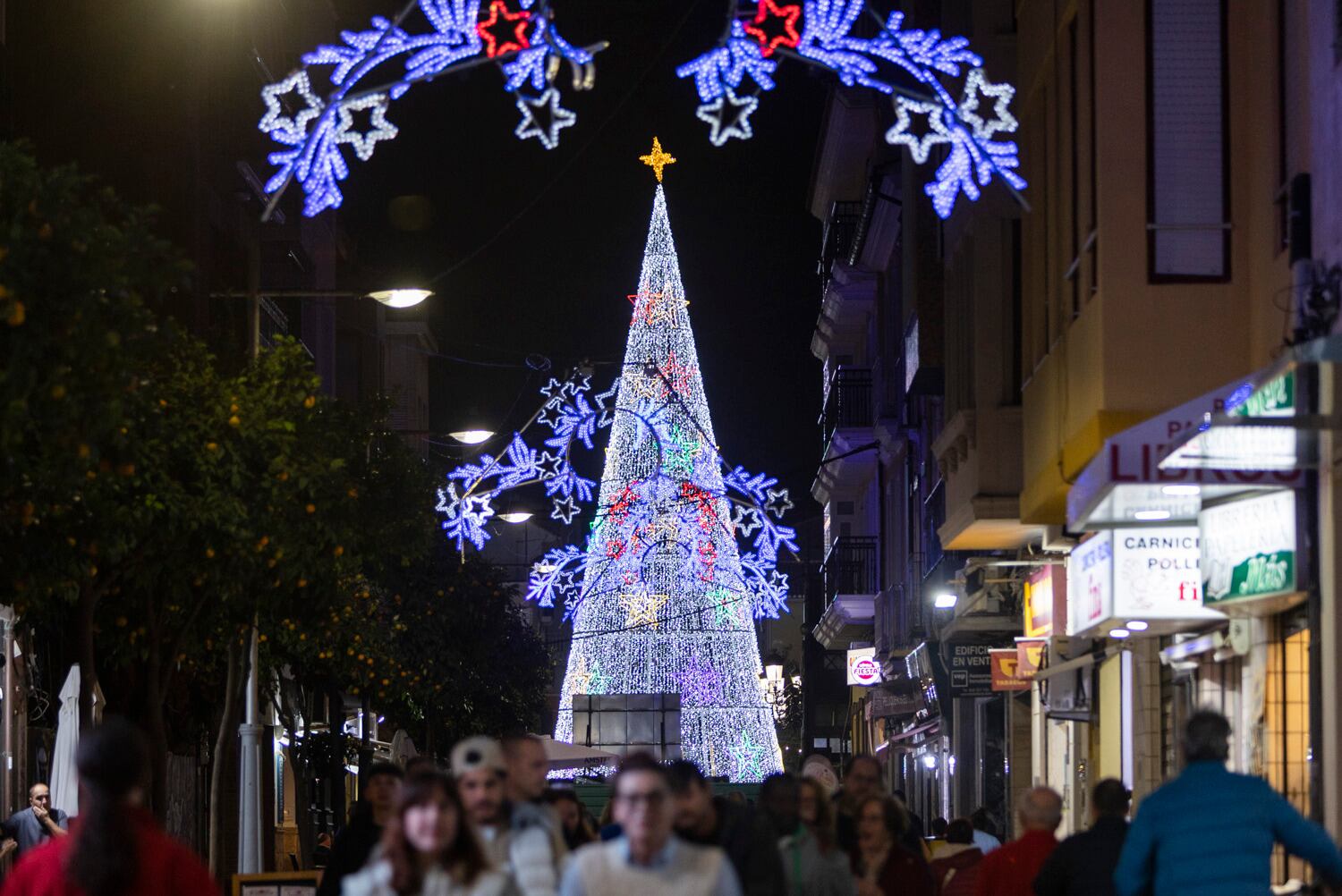 Las luces de Navidad iluminan las calles de Gandia desde el pasado 29 de noviembre.