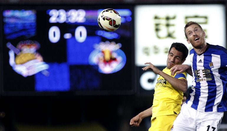 GRA464. SAN SEBASTIÁN. 25/04/2015-. El centrocampista de la Real Sociedad David Zurutuza (d) lucha un balón con Mario Gaspar, del Villarreal, durante el partido de la jornada trigésimo tercera de Liga que se disputa esta noche en el estadio de Anoeta, en San Sebastián. EFE/Javier Etxezarreta.