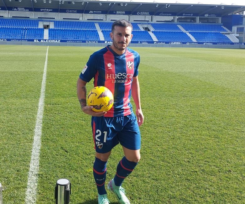 Elady Zorrilla ha sido presentado este lunes como nuevo jugador de la SD Huesca