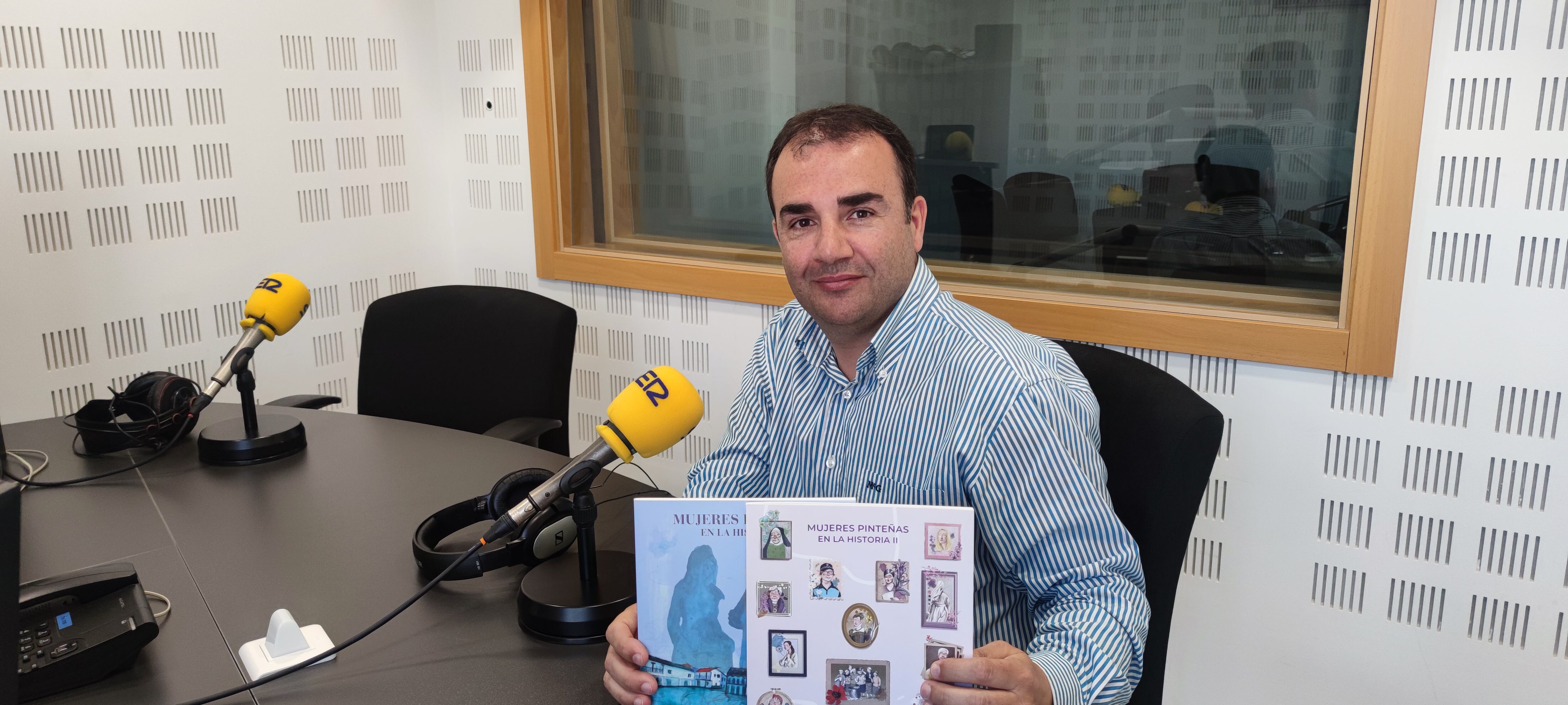 Mario Coronas con sus libros sobre las mujeres pinteñas históricas