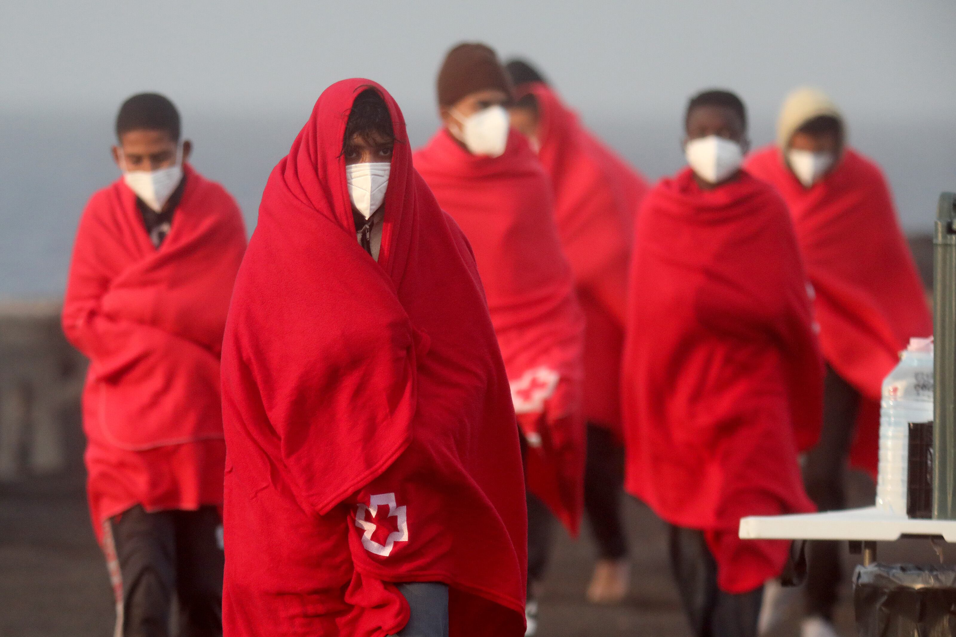 -FOTODELDÍA- ARRECIFE (LANZAROTE) (ESPAÑA), 22/02/2023.- Salvamento Marítimo ha rescatado a primera hora de este miércoles a 54 personas de origen magrebí y subsahariano, entre ellas dos mujeres y tres menores, que navegaban a 84 kilómetros al este de Lanzarote en una embarcación neumática. EFE/Adriel Perdomo
