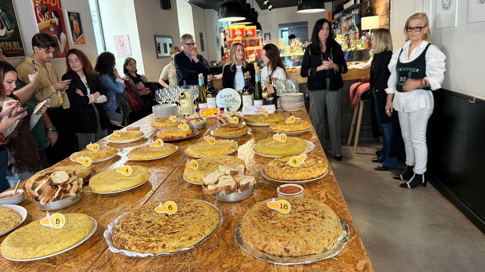 El jurado probando las tortillas de patata presentadas a concurso