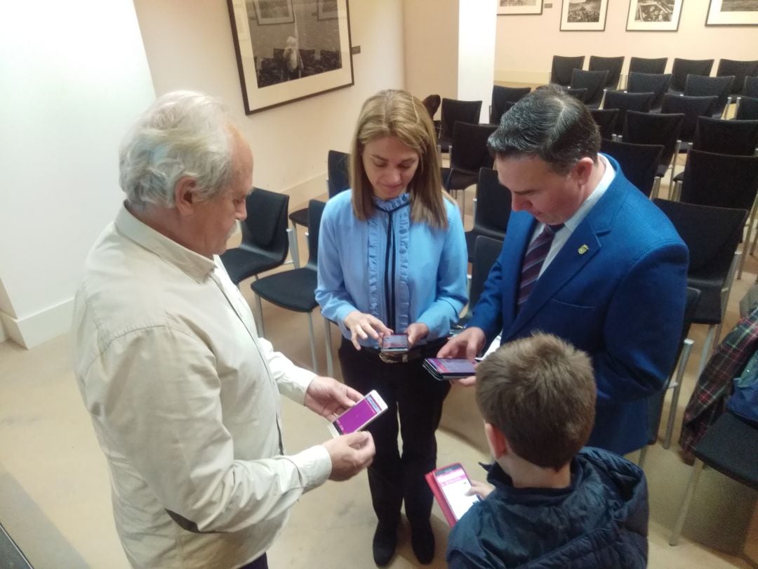 Alfonso Rincón y Vicky Blanco, de la empresa Lidera de Cintruénigo y Manuel Motilva, coordinador de cultura en Castel Ruiz