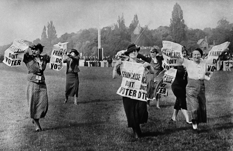 Varias mujeres se manifiestan a favor del voto femenino en Francia, en los años 30