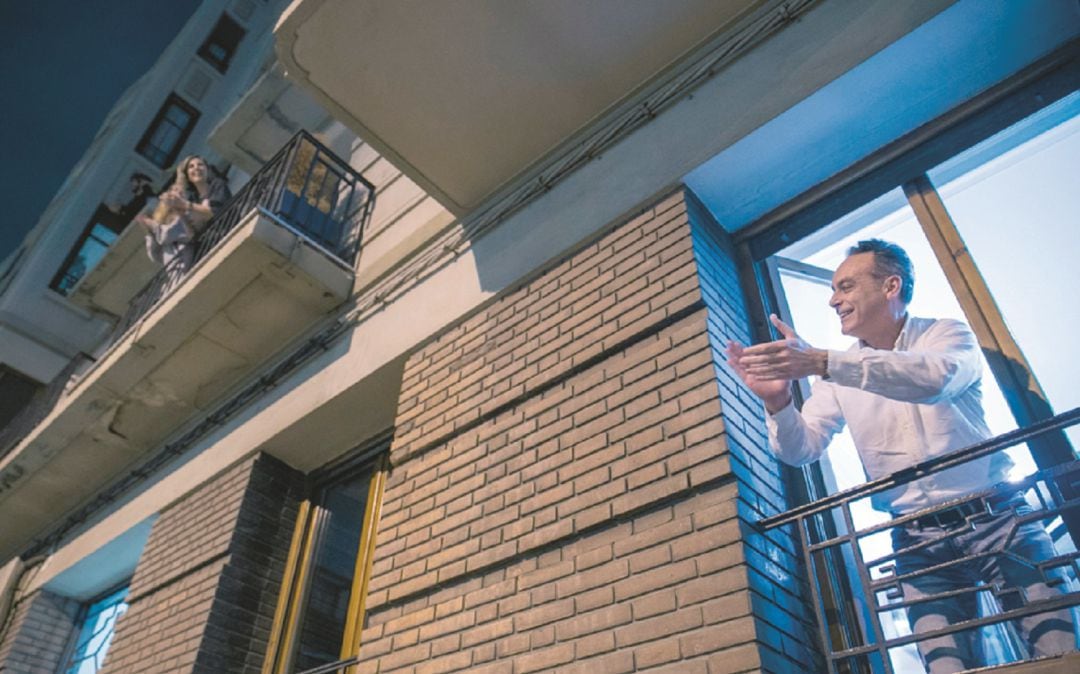 Vecinos aplauden desde sus  balcones