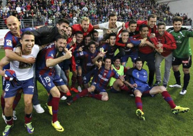 La plantilla armera celebra sobre el césped d Ipurua el ascenso a Primera.