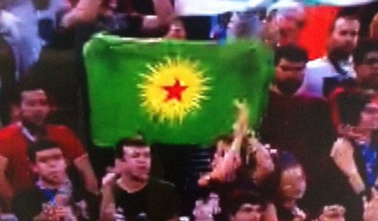 Bandera del PKK en el Buesa Arena. El club mandó retirarlas.