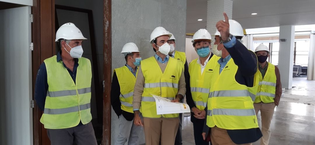 Un momento de la visita de autoridades al interior de la Estación Marítima.