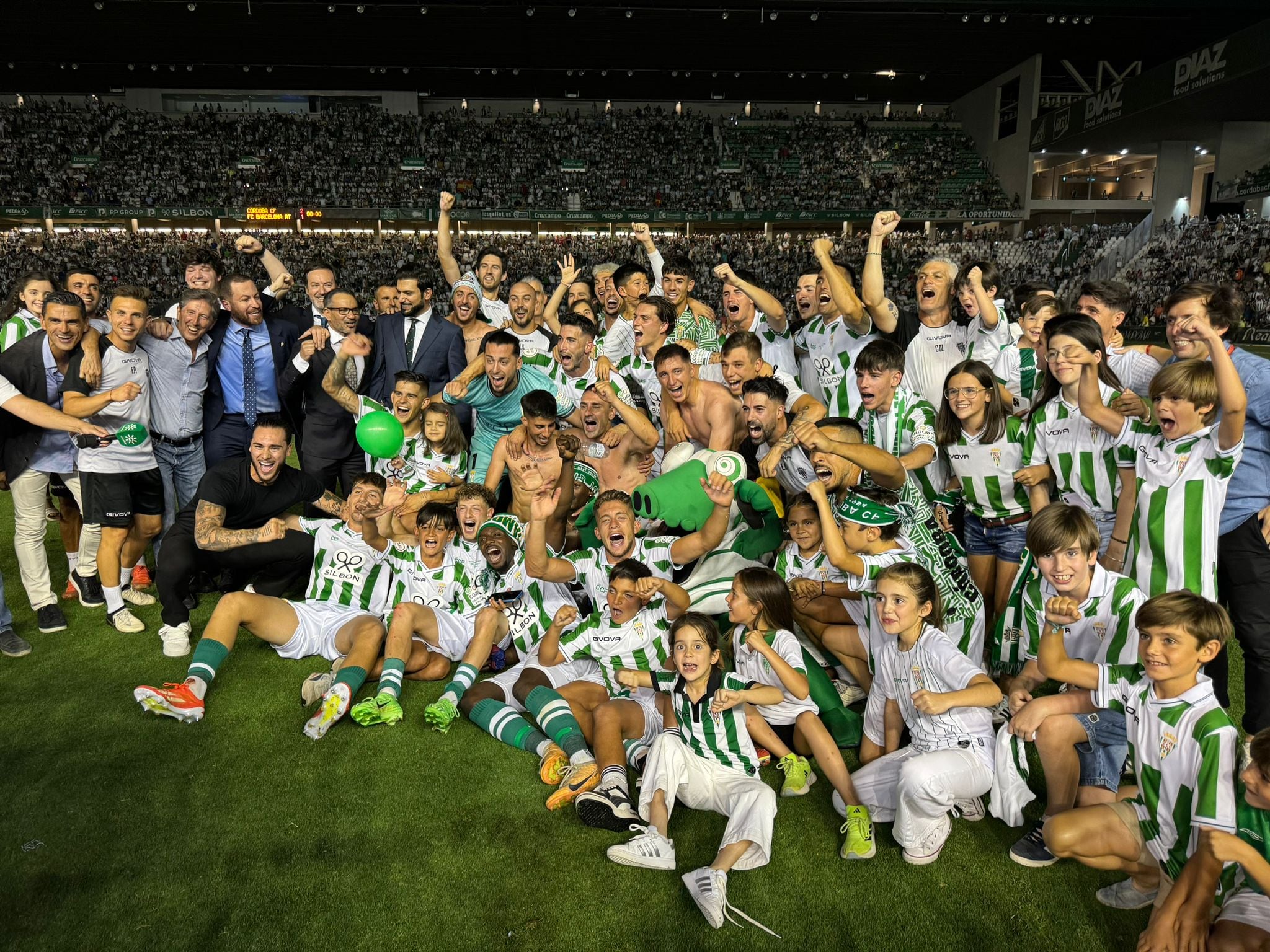 Momento de la celebración del Córdoba CF en el Arcángel por su ascenso a Segunda.