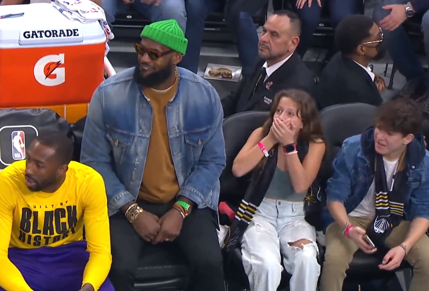 Lebron James, sentado al lado de la joven aficionada