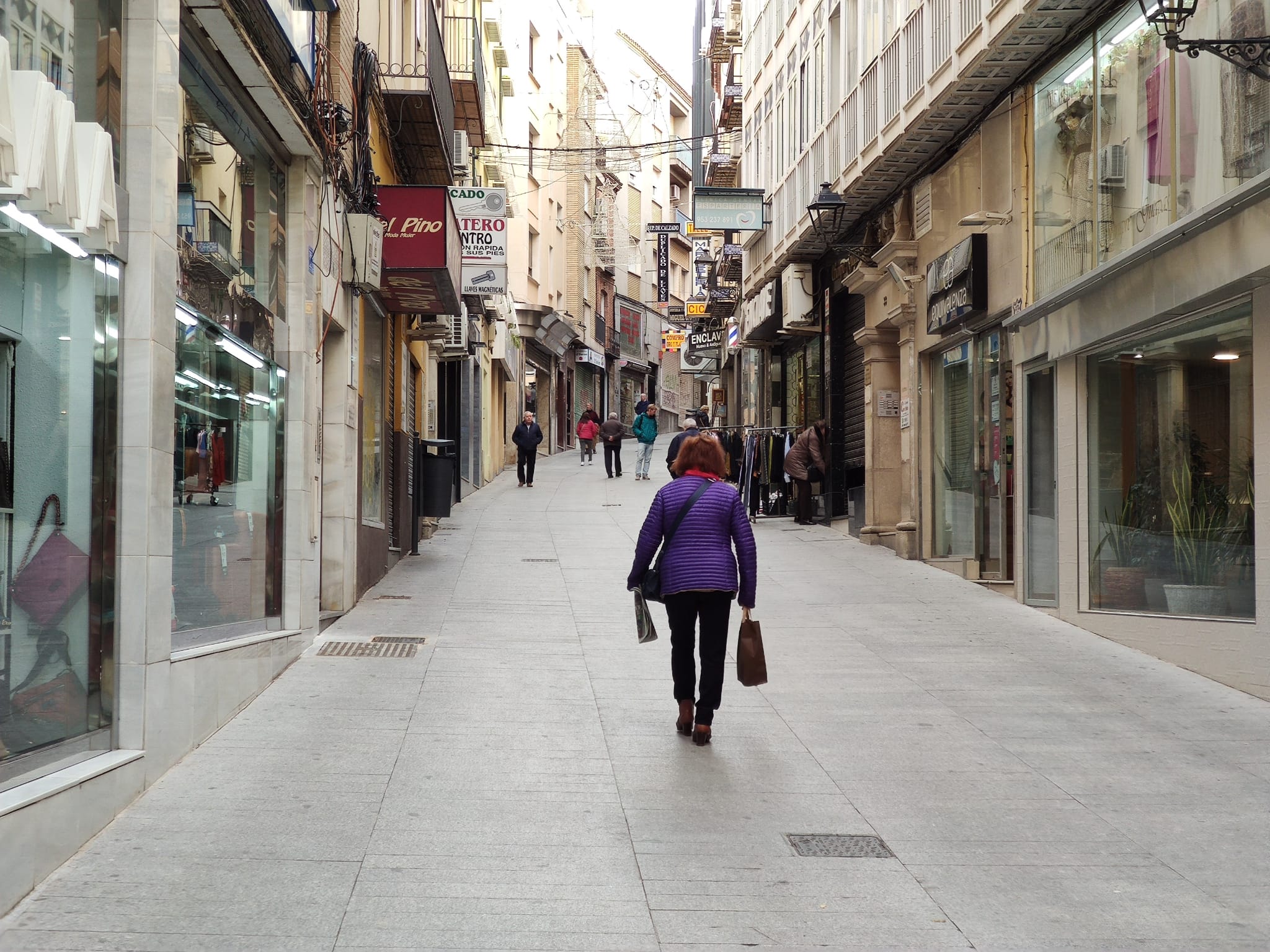 Una mujer de espaldas camina por la calle Espartería de Jaén capital