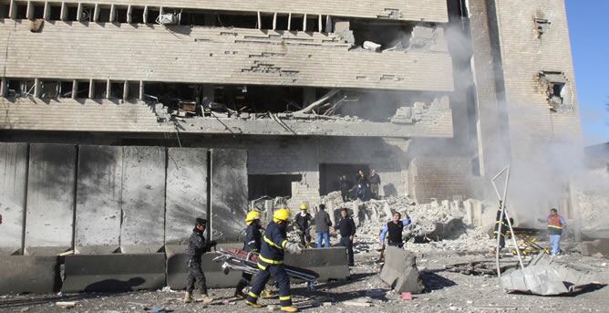 La explosión abrió un agujero en la fachada del edificio, destruyó los vehículos cercanos y una sede cercana del Gobierno iraquí.