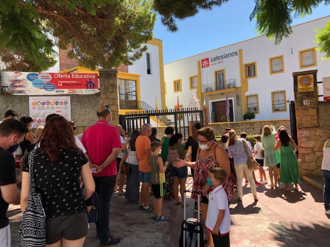 Padres acompañan a alumnos en el Colegio Salesianos.