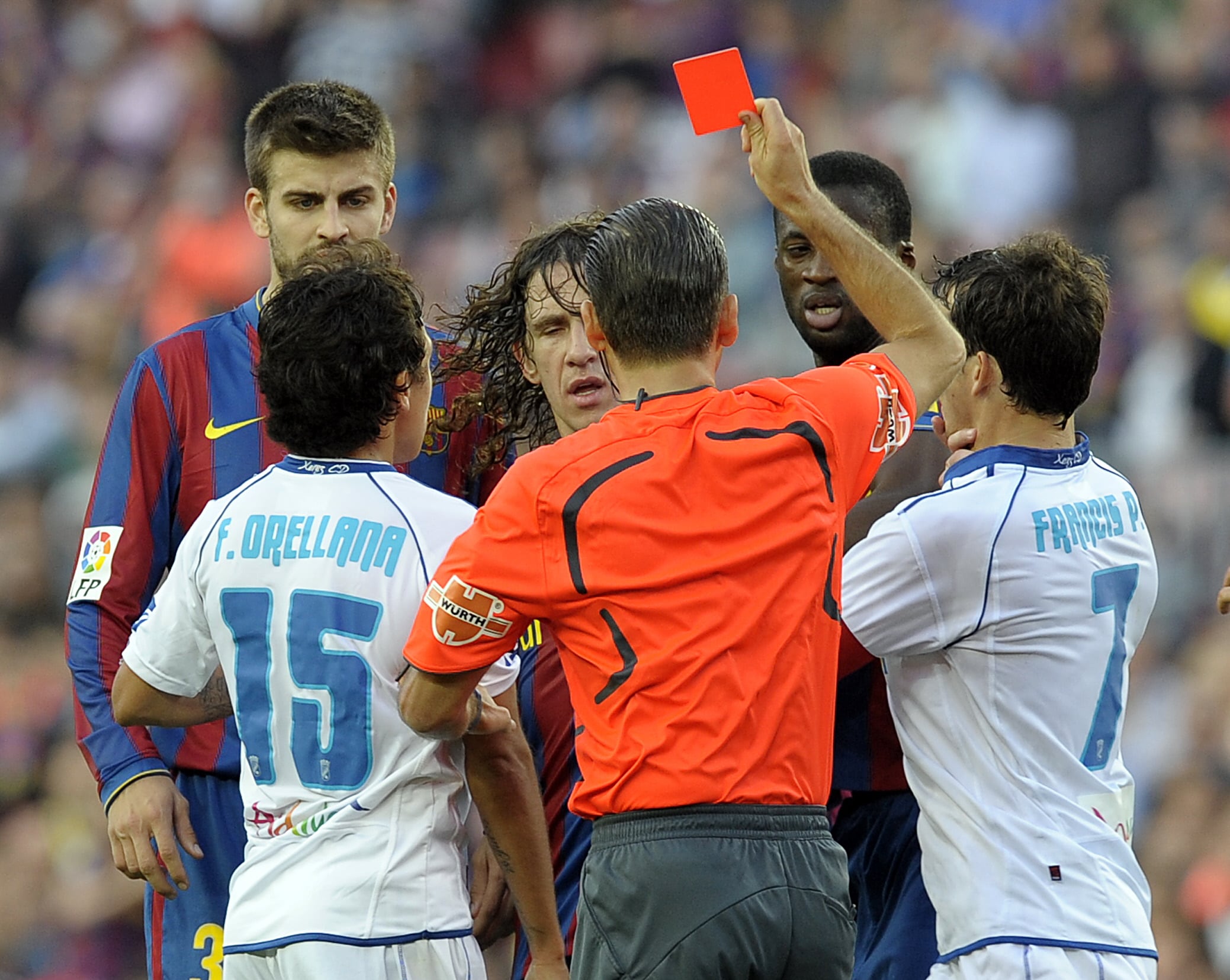 Un árbitro saca una tarjeta roja en un Barça - Jerez de Primera División, en 2010.