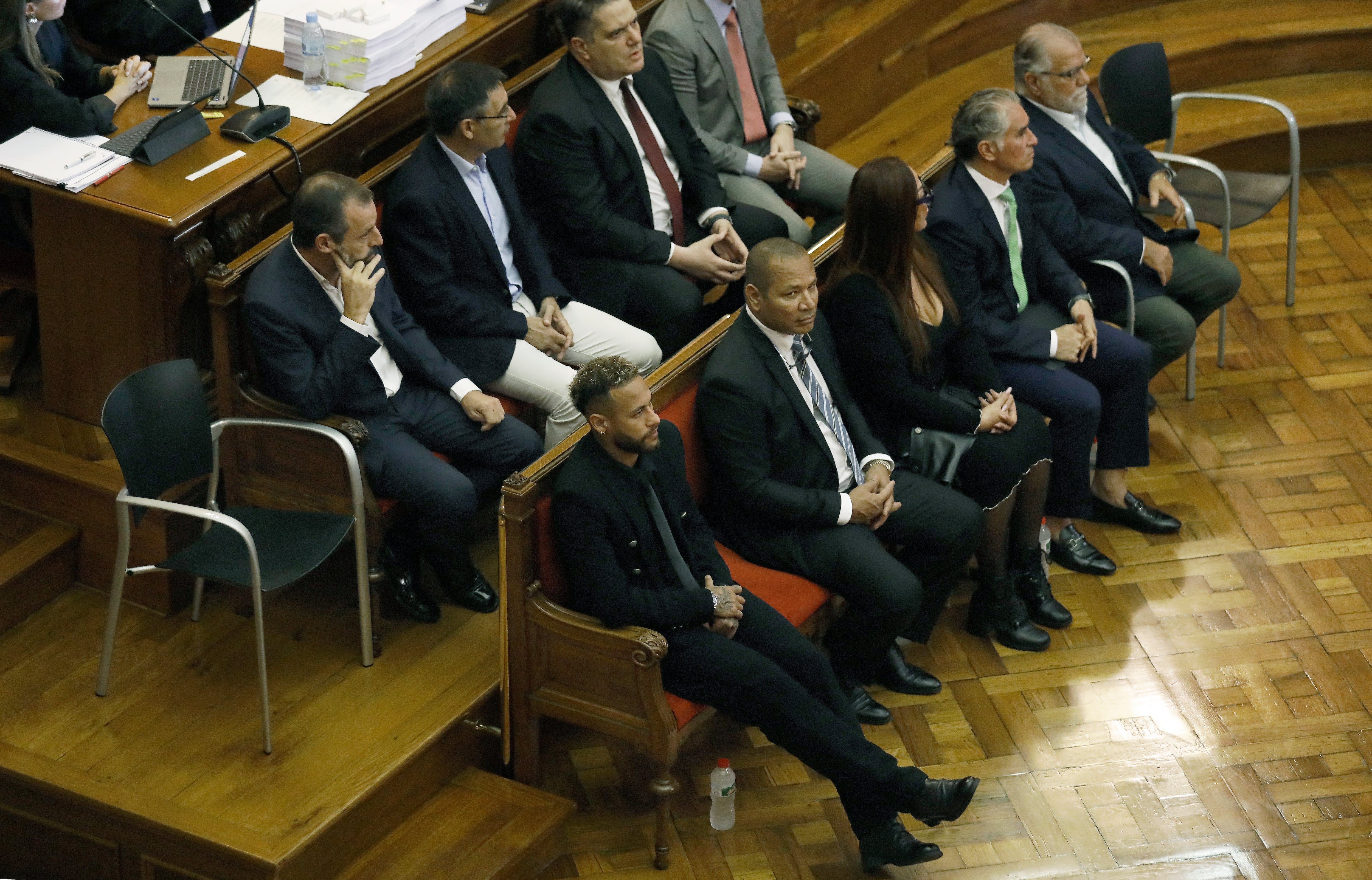 El jugador brasileño del PSG, Neymar (i) junto a su padre Neymar da Silva (d) en el primer banquillo y los expresidentes del FC Barcelona Sandro Rosell (i) y Josep Maria Bartomeu (d) en el segundo banquillo en la Audiencia de Barcelona