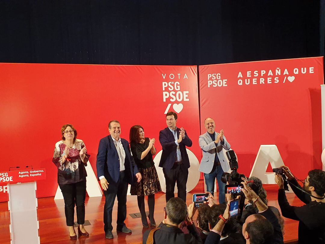 Adriana Lastra junto a Abel Caballero, Gonzalo Caballero, Olga Alonso y David Regades