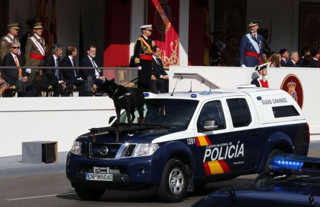 Un vehículo de guías caninos de la Policía Nacional.