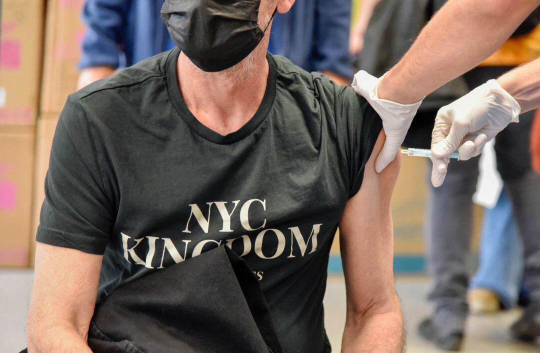 Archivo - Un hombre es vacunado contra la Covid-19 en un dispositivo de vacunación en la Facultad de Geografía e Historia de la Universidad de Barcelona (UB).