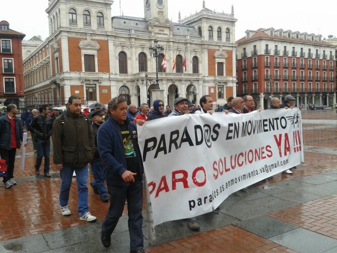 Manifestación de los parados ante las banderas a media asta que ondean en la Casa Consistorial