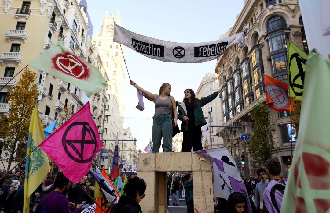 La gente asiste a una protesta por el cambio climático de &#039;Extinction Rebellion&#039; en la calle Gran Vía mientras se celebra la cumbre climática COP25 en Madrid