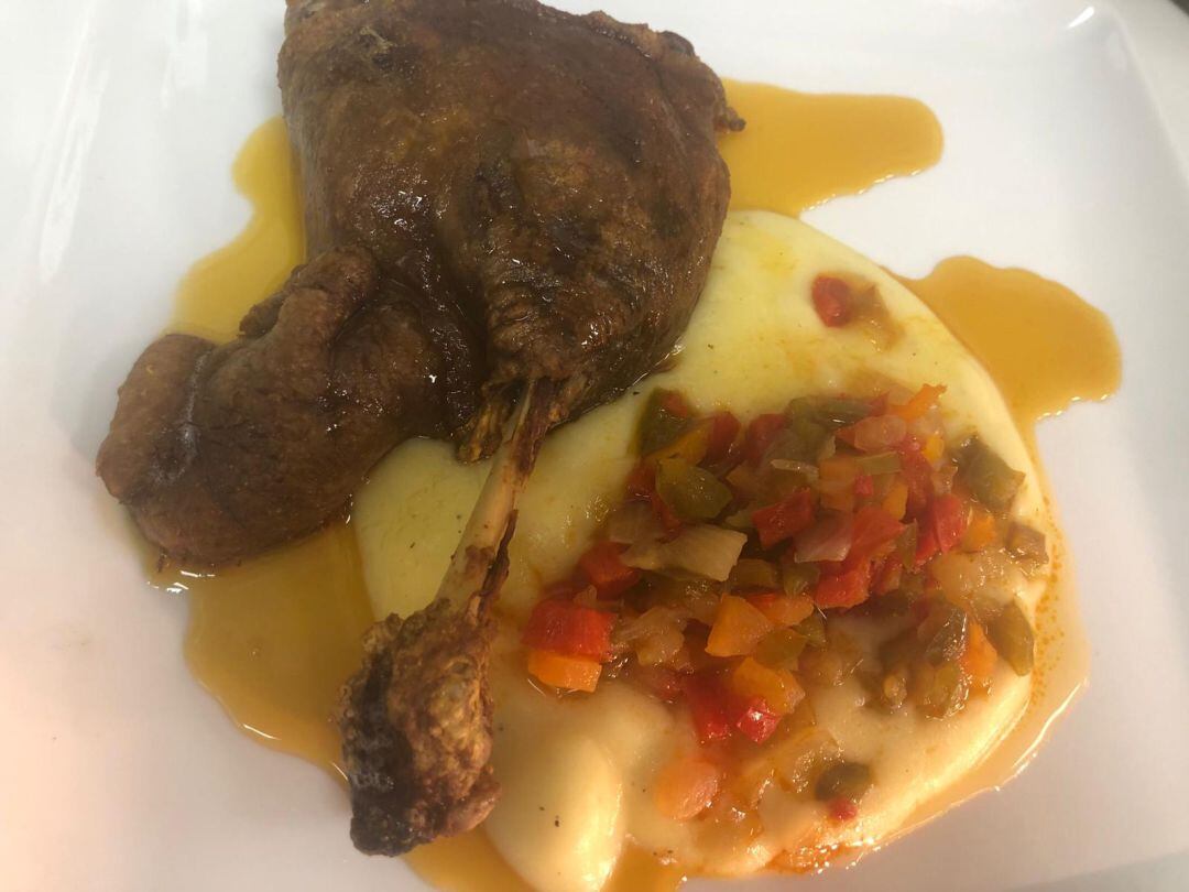 Confit de pato glaseado con naranja, puré de patata y verduritas