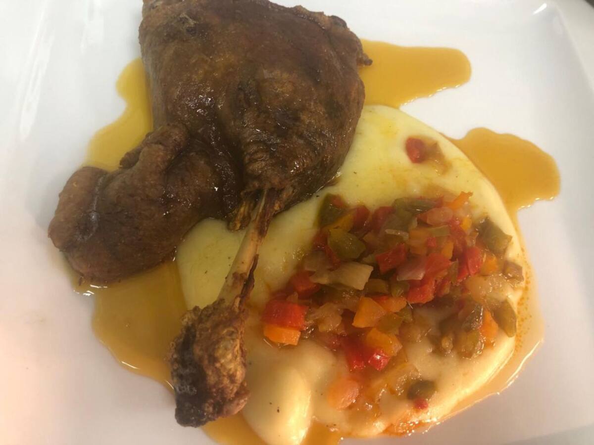 Confit de pato glaseado con naranja, puré de patata y verduritas