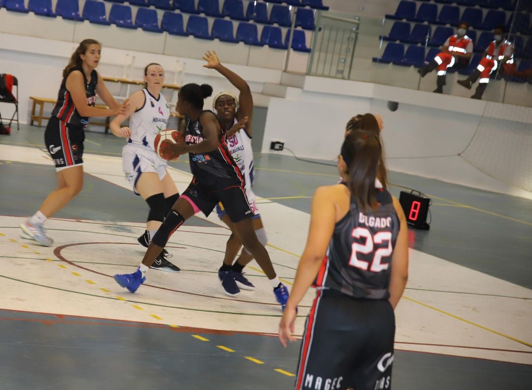 Las jugadoras del Magec Tías “Contra la Violencia de Género” protegiendo el balón.