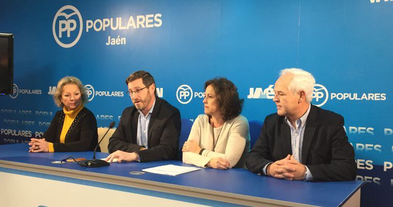 El coordinador general del PP de Jaén, Miguel Contreras (segundo por la izqda) y la parlamentaria andaluza, Catalina García (a su izquierda).