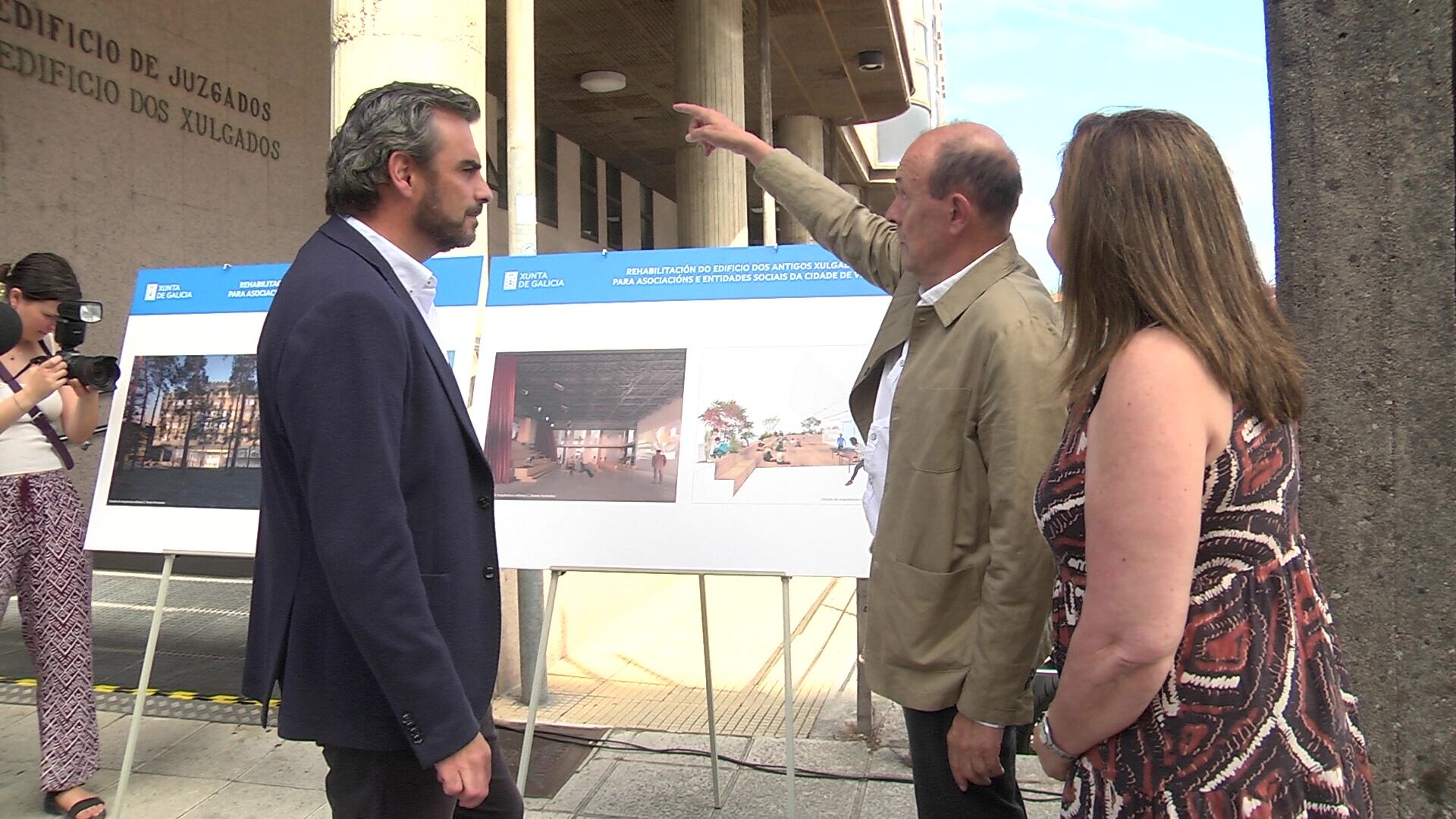 El Conselleiro de Emprego, Diego Calvo con el arquitecto del proyecto de recuperación del antiguo juzgado en la calle Lalín, Alfonso Penela