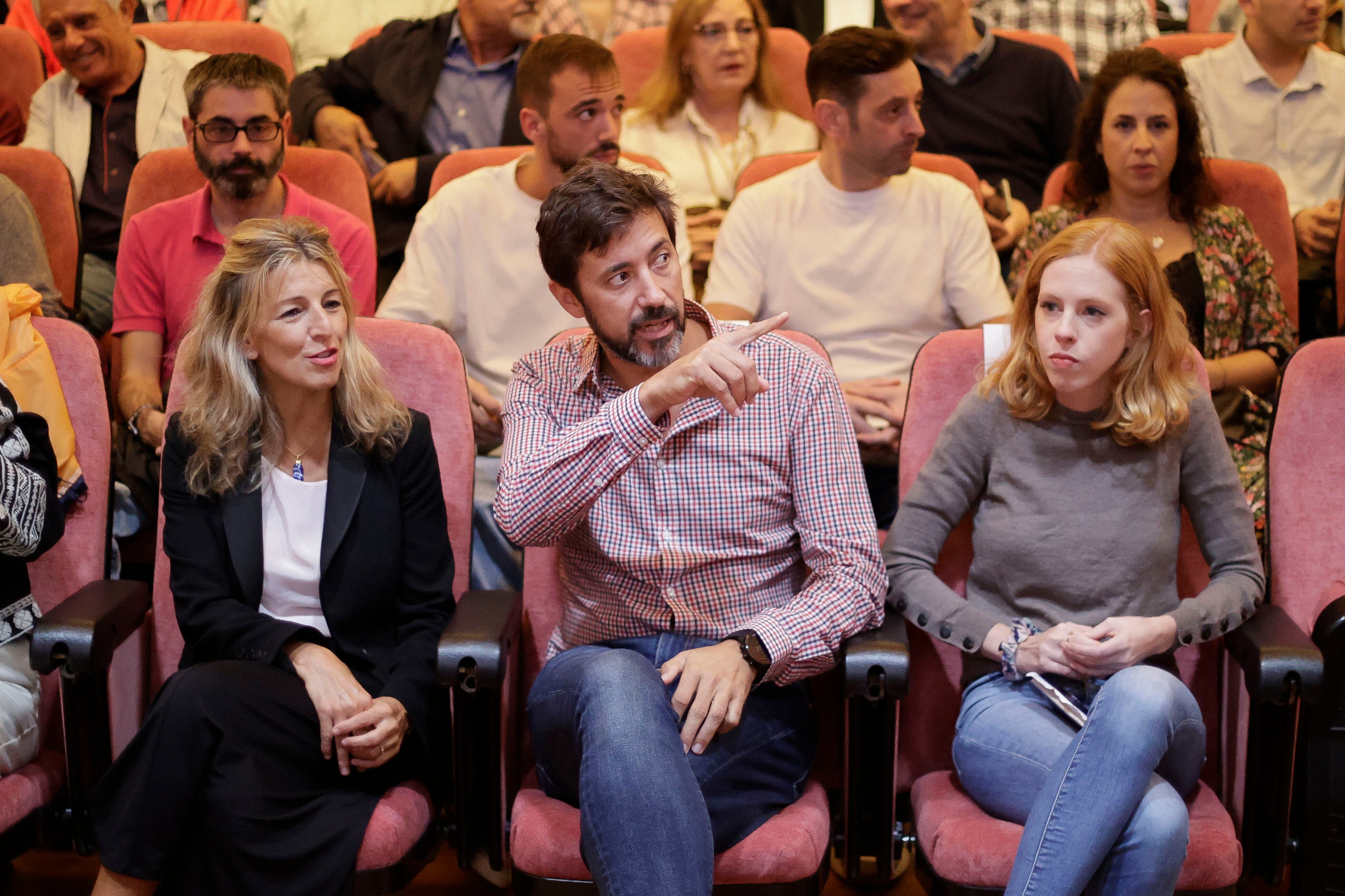 La vicepresidenta segunda del Gobierno, Yolanda Díaz, asiste junto a la secretaria de Organización de Podemos Lilith Verstrynge y el diputado de Unidas Podemos Antón Gómez Reino al homenaje a Pepe Buitrón, exgerente del CHUAC recientemente fallecido. EFE/Cabalar