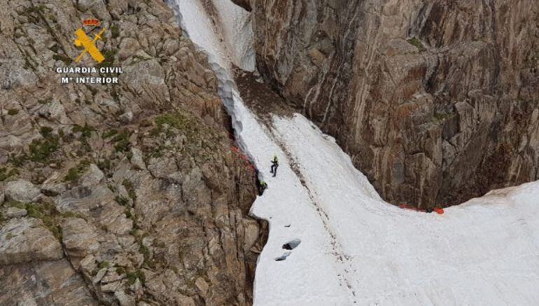 Labores de rescate del montañero fallecido. 