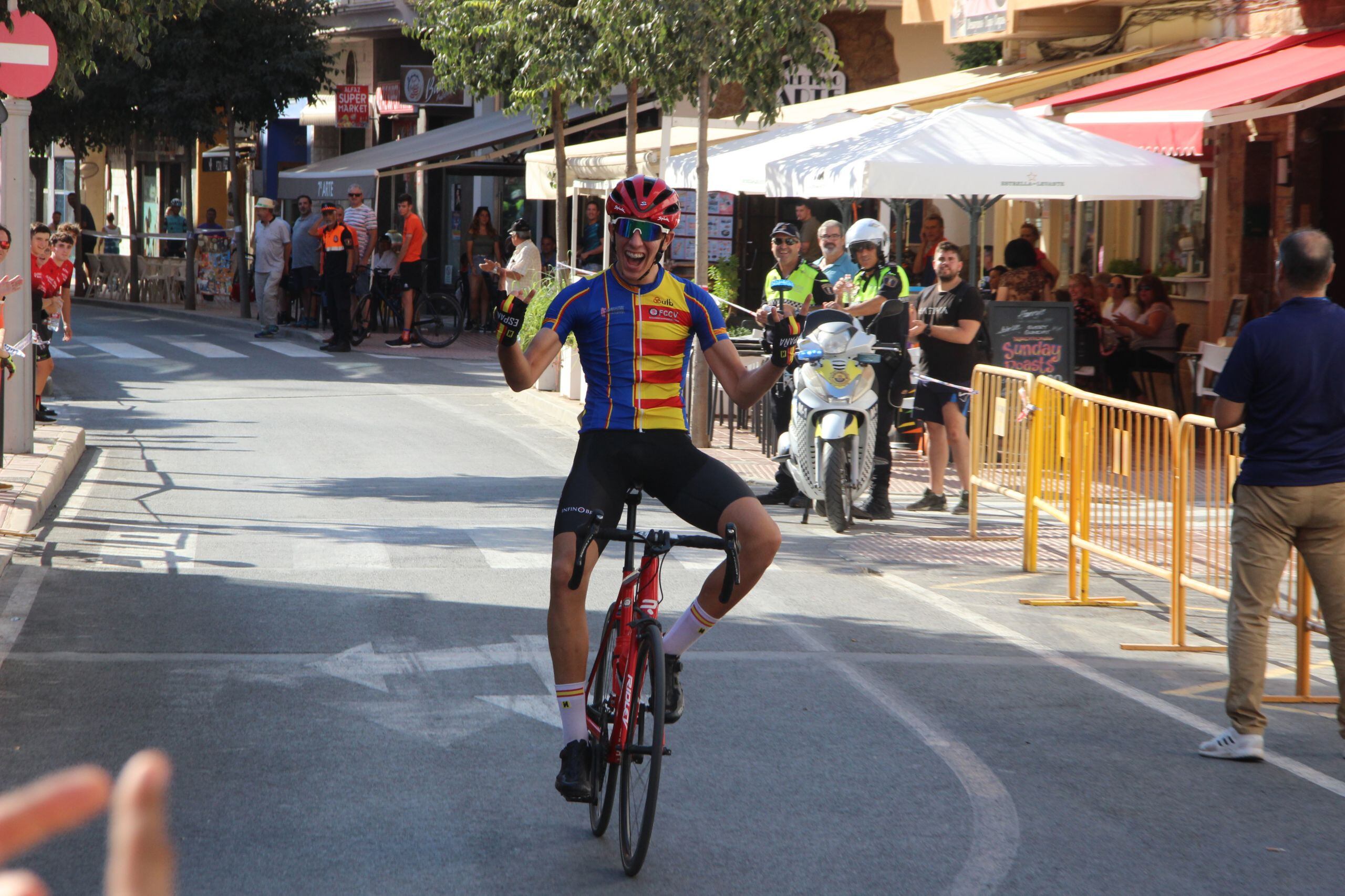 Héctor Álvarez cerró una temporada de ensueño con una victoria en casa