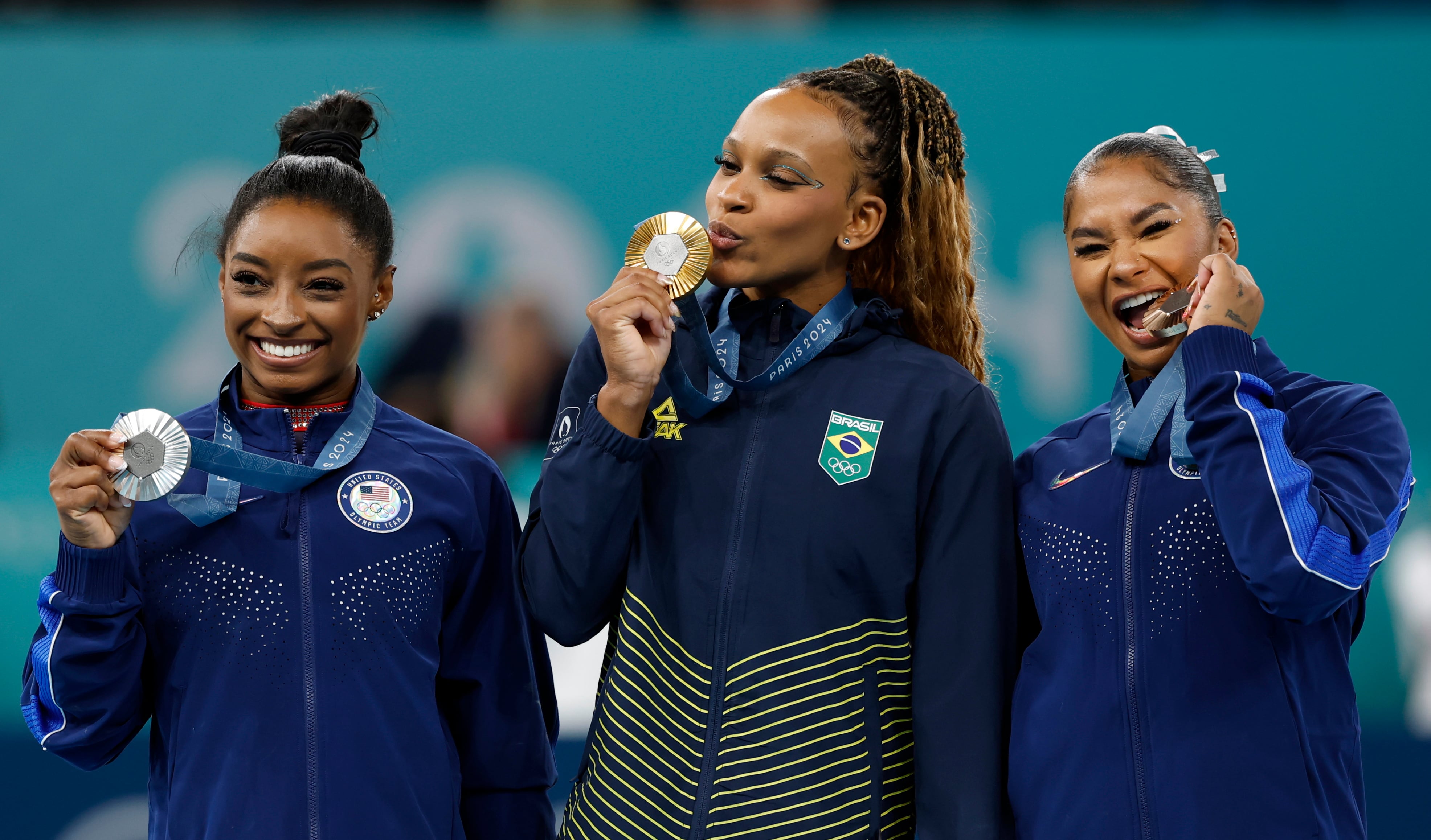 Rebeca Andrade, Simone Biles y Jordan Chiles en el podio de la competición de suelo.