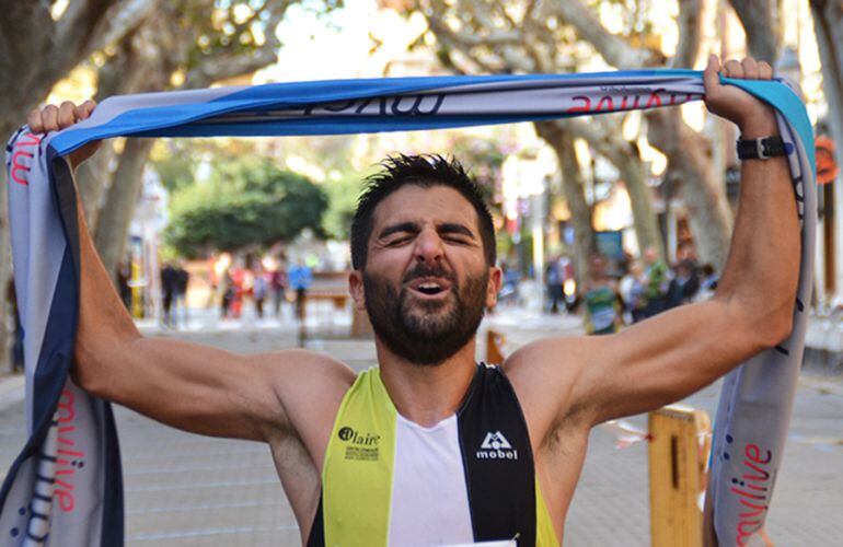 Toni Soler, entrando en meta en la carrera popular de Dénia.