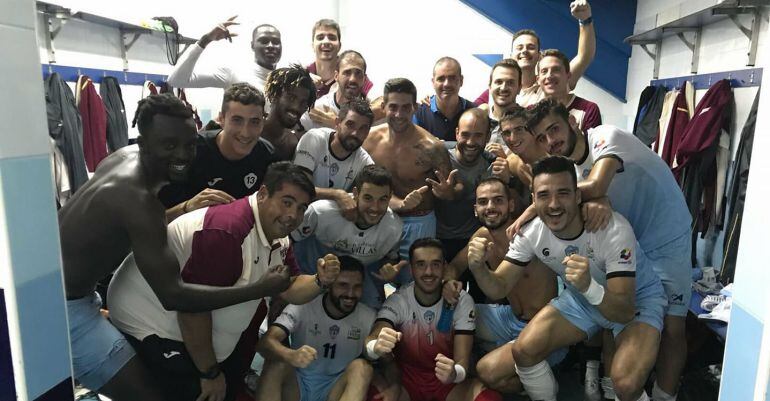 Jugadores y cuerpo técnico del Villacarrillo celebran un triunfo durante esta campaña.