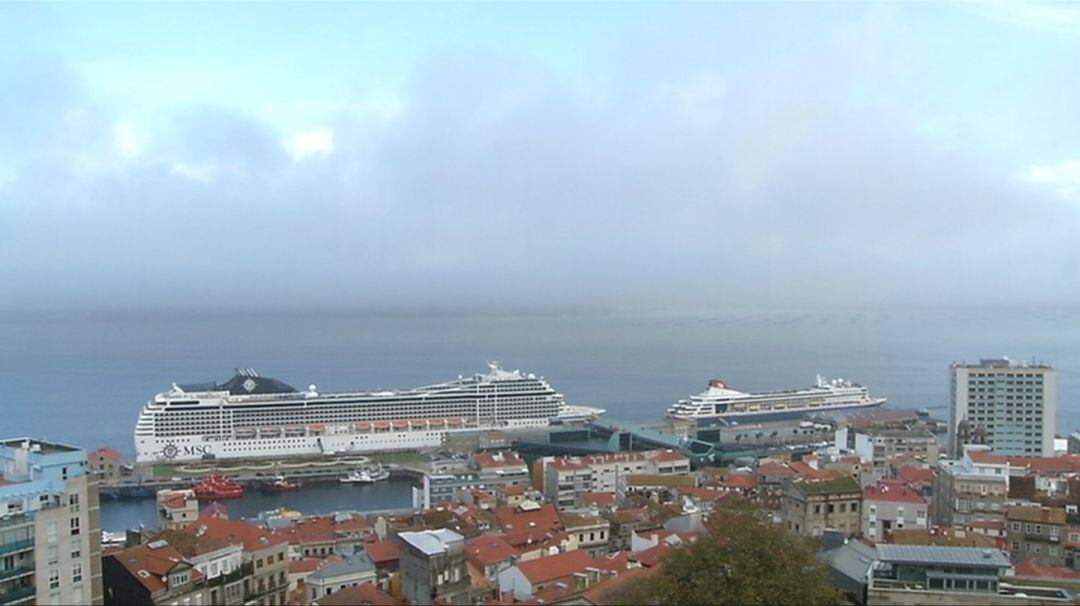 MSC Poesía y Braemar haciendo escala en el Puerto de Vigo. 