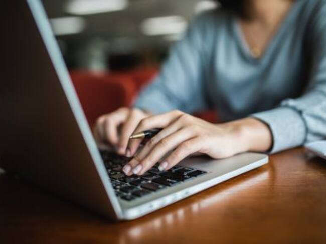 Mujer utilizando un ordenador para su formación