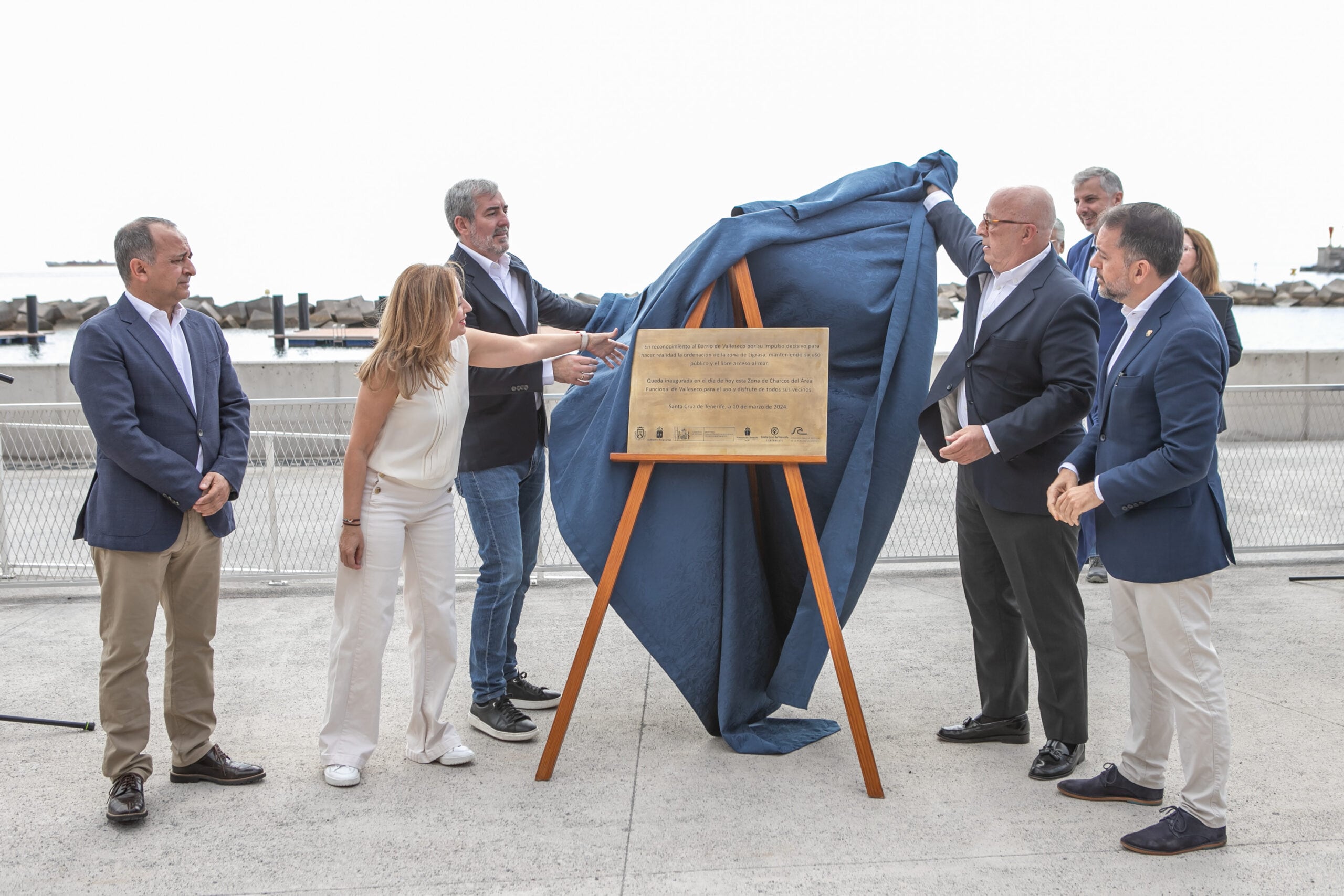 La develación de la placa oficial reconoce la voluntad de los vecinos de Valleseco para hacer realidad este proyecto (vía puertosdetenerife.org)