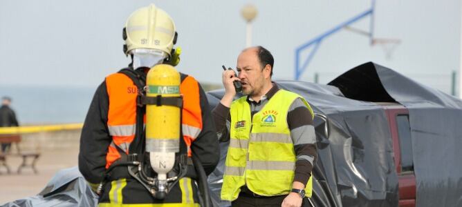 Técnicos de emergencias del Gobierno vasco durante un simulacro