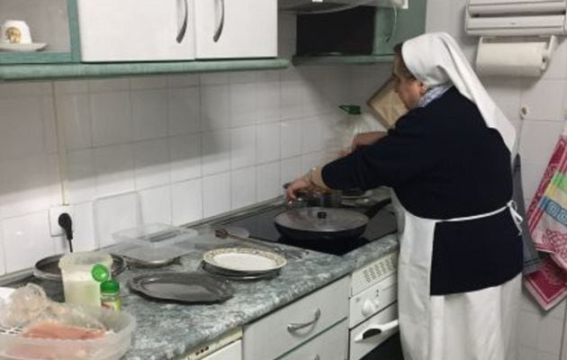 Una de las Hijas de la Caridad que atiende la cocina del Centro de Atención de Urgencia de Cuenca.