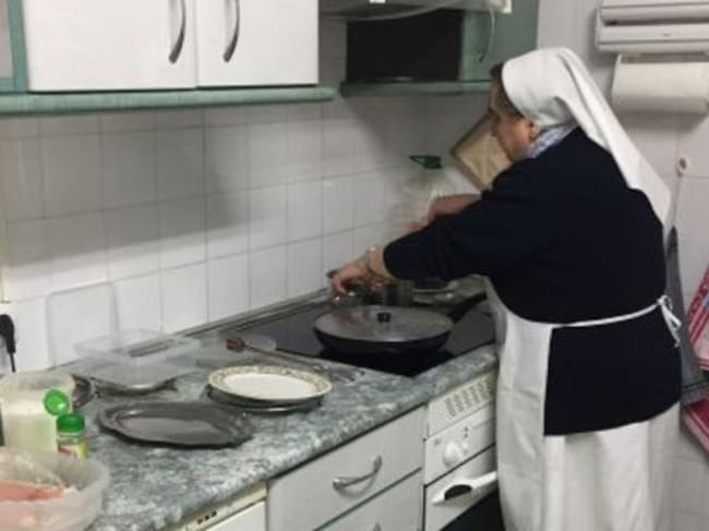 Una de las Hijas de la Caridad que atiende la cocina del Centro de Atención de Urgencia de Cuenca.
