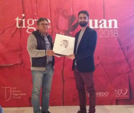 Pablo Matilla, finalista del Premio Tigre Juan, recibe el galardón de manos del concejal de Cultura de Oviedo, Roberto Sánchez Ramos.